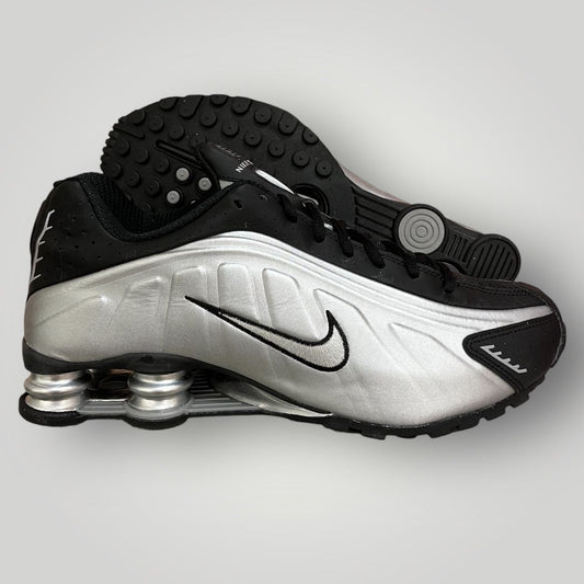 NIKE SHOX R4 "METALLIC SILVER & BLACK"